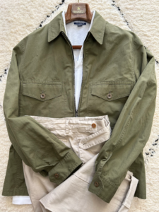 LemireのField JacketとEral55のコットンパンツ、Fedeliのポロシャツの組み合わせ