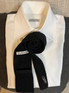 TIE YOUR TIEの白シャツとE.Marinella の黒ニットタイ